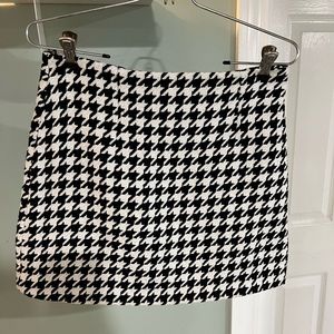 Forever 21 black/white houndstooth mini skirt.  Size Large.
